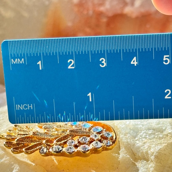 A Sparkly Gold Toned Swan with Beautiful Feathers Brooch - Picture 10 of 10